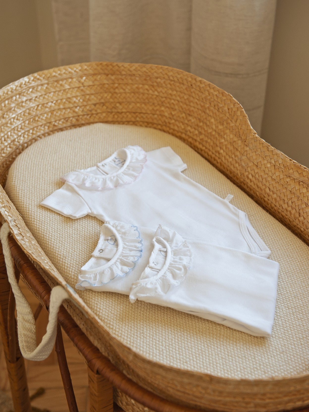 Short-sleeved embroidered collar bodysuit