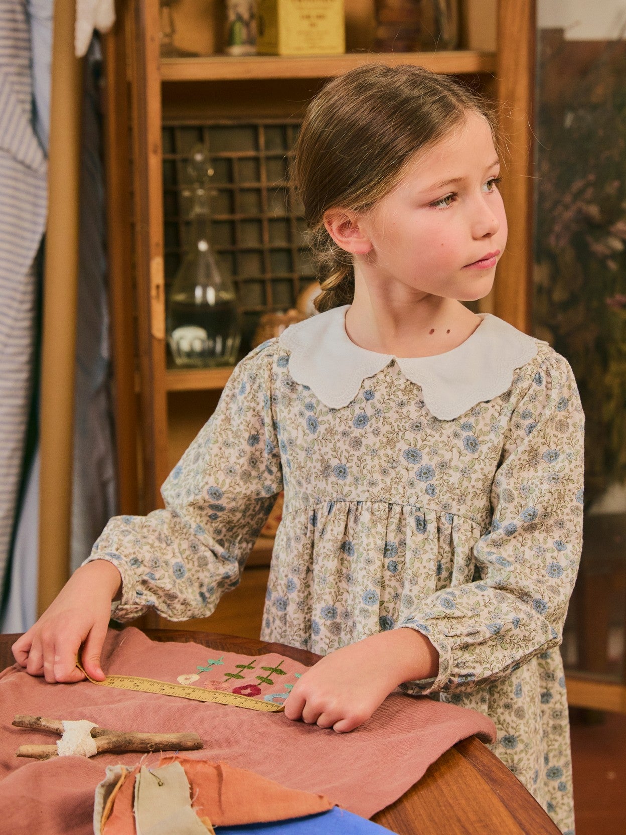 Dress floral with embroidered collar