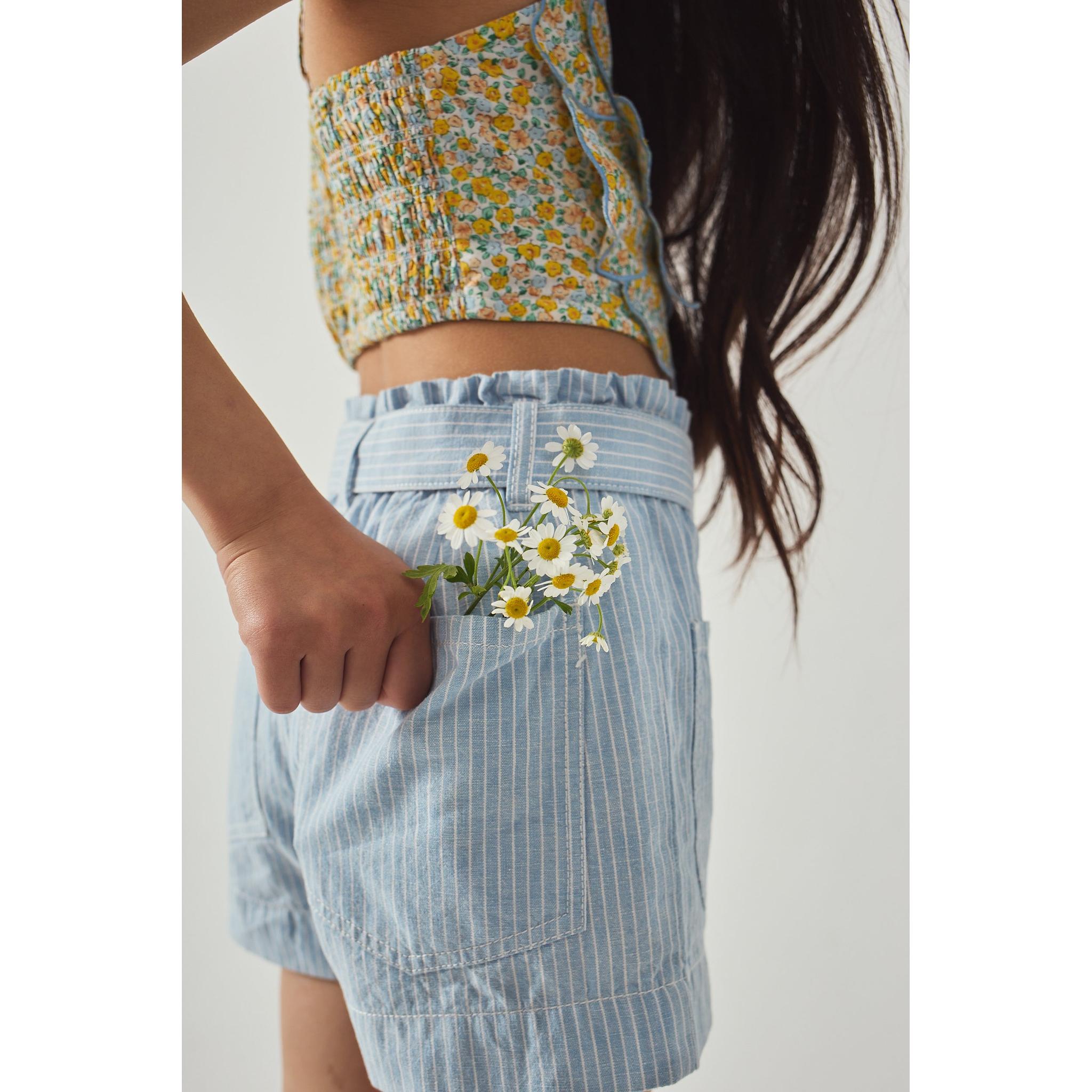 ELOISE HALTER TOP WITH LARGE FLOWER & AMARA LINEN-LIKE COTTON SHORTS