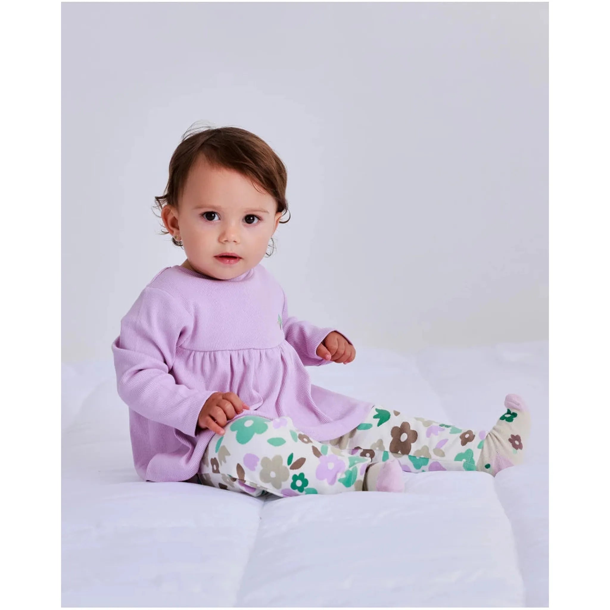 Three-piece set for newborn with floral print in pastel tones