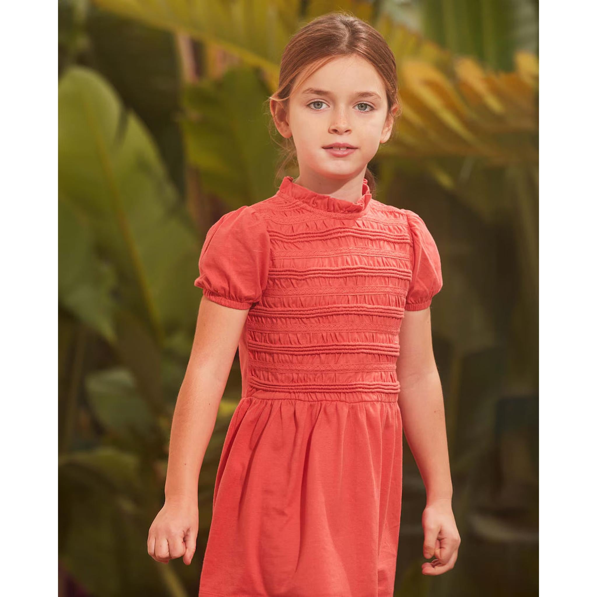 Vestido de niña con fruncido Fresa
